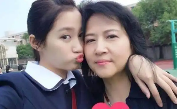 关晓彤是黄,热巴聊吃被拉黑,易烊千玺喝洗洁精