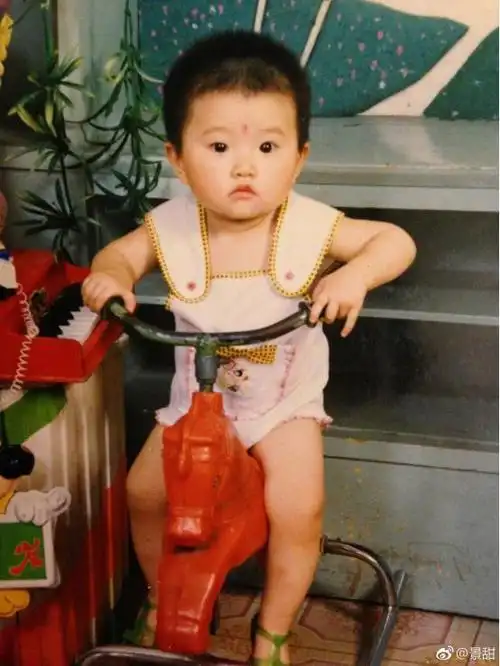六一儿童节明星晒童年照,景甜小时好丑,颖儿童年照巨恐怖!