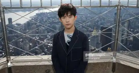 易烊千玺外网无修图 颜值依旧