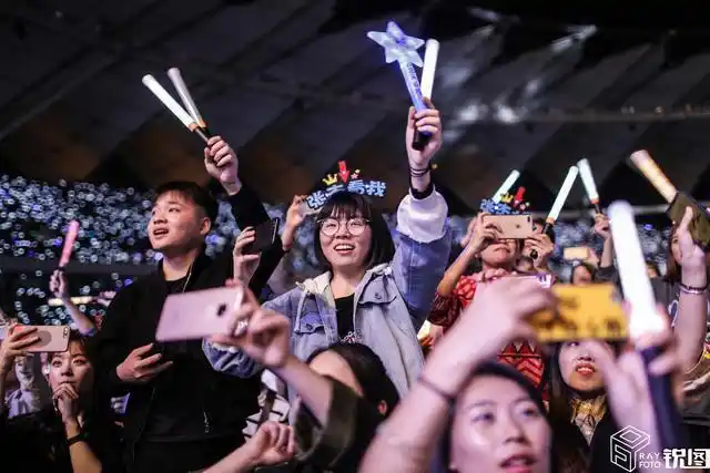 听说张杰的现场求婚成功率高?大批粉丝情侣涌进佛山听张杰演唱会