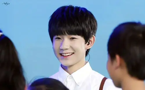 王源 我揽不住要走的风抱不住整片天空,但我能够记住你满是星星的笑容