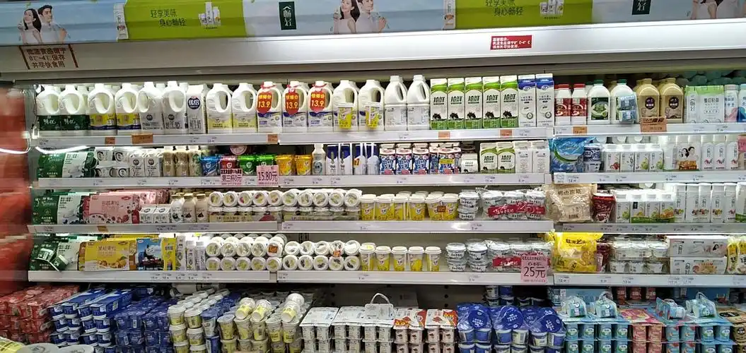 武东路店冷藏乳制品货架3.5节,光明1节,伊利1节,友芝友1节,蒙牛0.5节