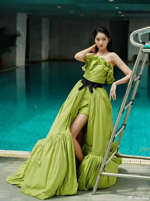 关晓彤绿色燕尾高定#  8月4日下午,@关晓彤发博晒出自己身穿绿色燕尾