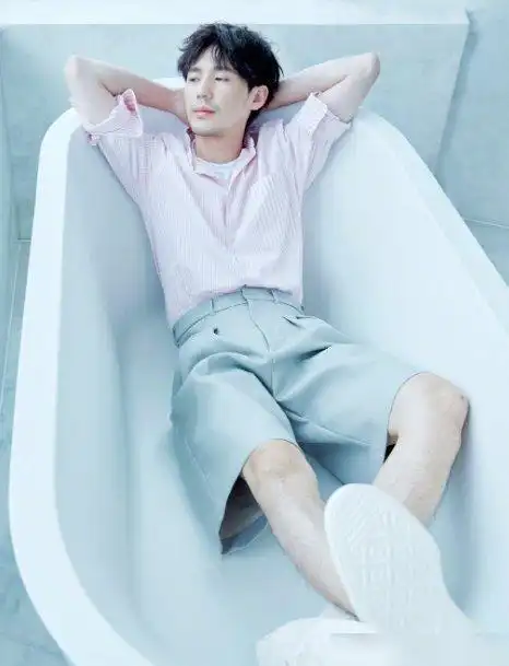 30岁白宇实力颜值兼具躺浴缸凹造型直女看了怎能不心动
