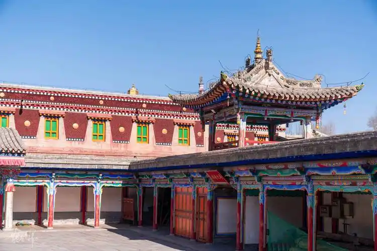 在塔尔寺行走的路线大概就是:善逝八塔—祈寿殿—大经堂—医明经院