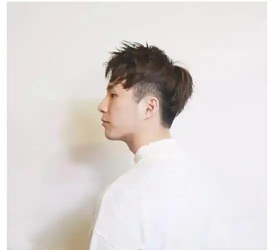 8款适合发际线高的男生短发_发型