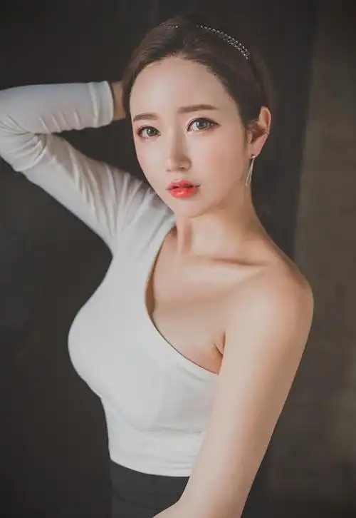 白白嫩嫩,肤若白雪的女神,美极了!