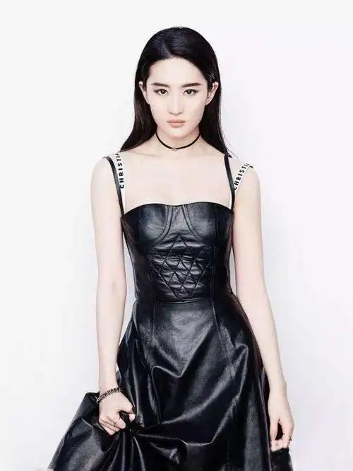 刘亦菲太自信挑战小肩裙看着上身粗壮不少很有健硕的感觉