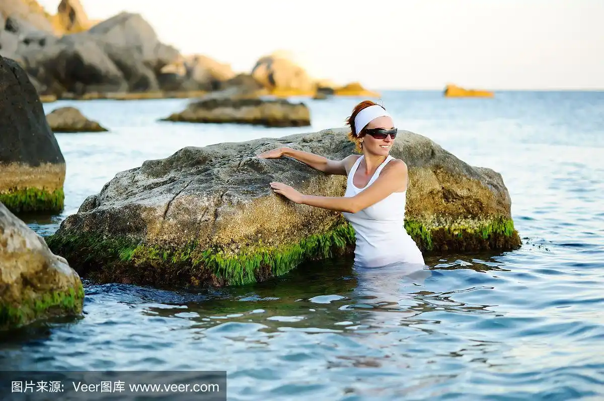 在海里戏水的漂亮女人