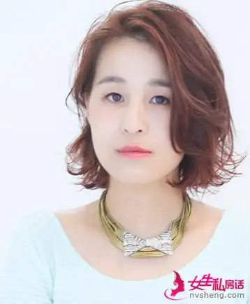 让发型不呆板 这样凌乱蓬松的发型好美