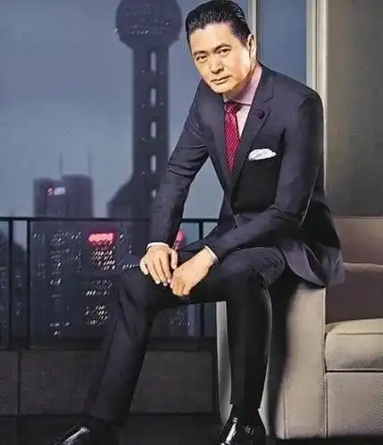 周润发的个人简介:说到中国的男明星,现在的男明星大部分都是非常年轻