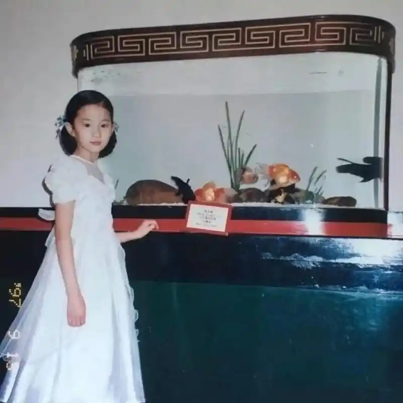 从小到大五官都没有怎么变,看这个照片感觉就像是迷你版的刘亦菲(可爱