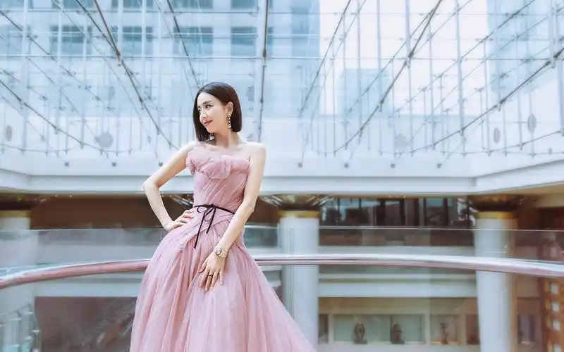 佟丽娅粉裙优雅高清桌面壁纸