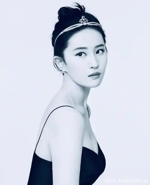 刘亦菲穿露肩长裙,完美展现天鹅颈