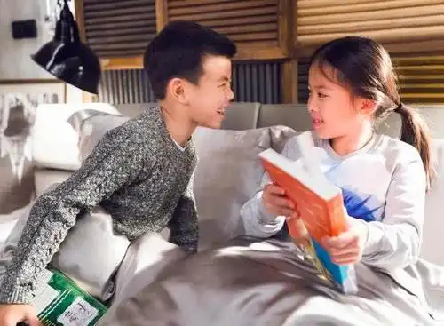刘涛女儿带弟弟夜读,王紫嫣认真翻书,王子京和姐姐一样全神贯注