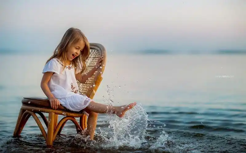 壁纸 可爱的小女孩坐在椅子上玩水 1920x1200 hd 高清壁纸, 图片