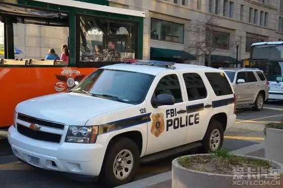 华盛顿街头偶遇大黄蜂和fbi警车