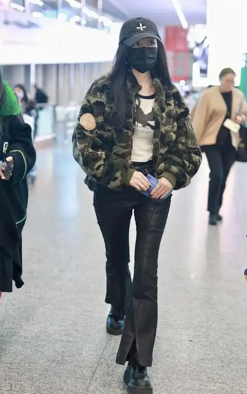 张天爱亮相北京机场这次搭配得很有潮流感像个迷人的街头少女