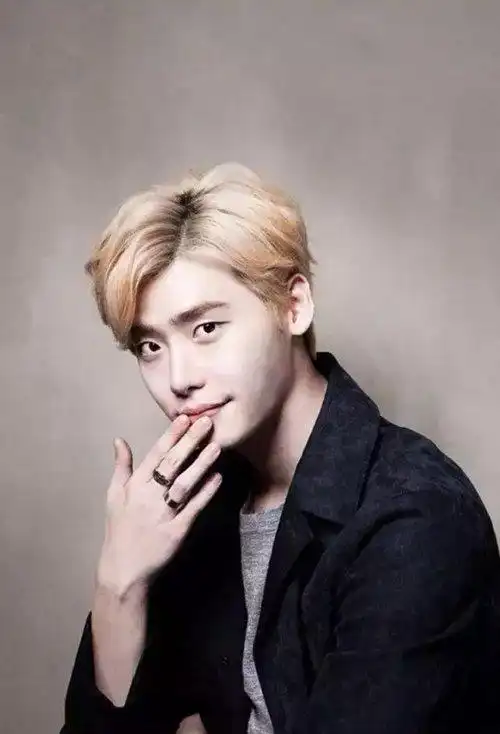 男生三七分斜刘海征战天下 塑造不一样帅气风的短头发