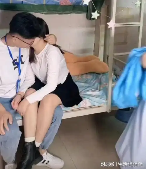 厂妹带男友回宿舍过夜,啪啪时不拉帘子,宿舍妹子看的干着急