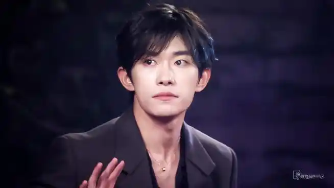 哥哥的眼睛亮晶晶060499@tfboys-易烊千玺【gq年度盛典 易烊