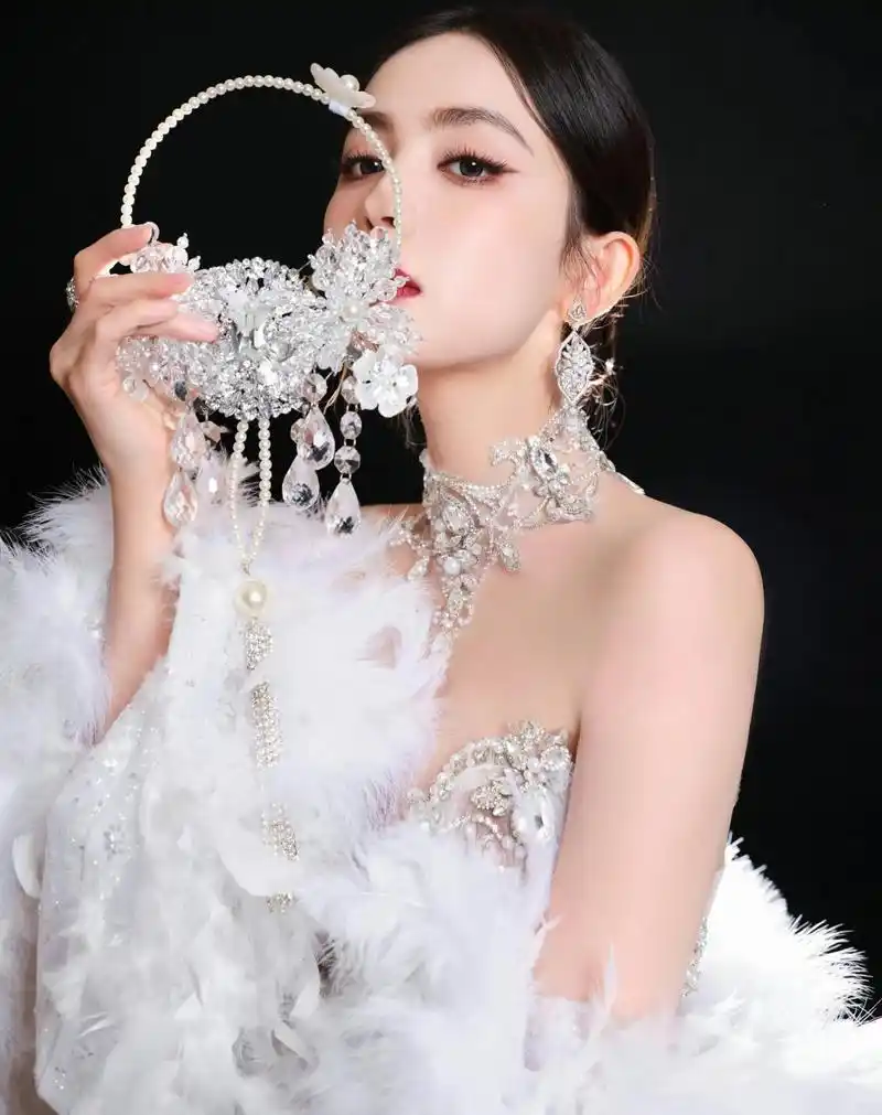 古力娜扎 7015vogue时尚之力开幕夜 一身珍珠羽毛透视裙,摄人心魄