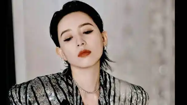 李斯丹妮惊喜夜造型曝光