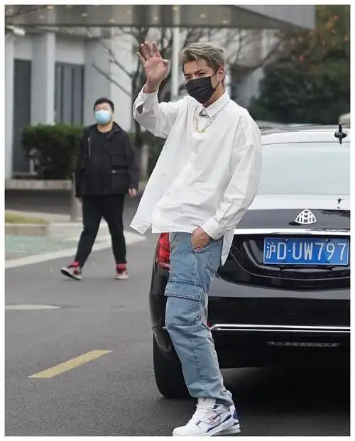 吴亦凡终于瘦了不油腻了!穿白衬衫超清爽,和粉丝挥手道别