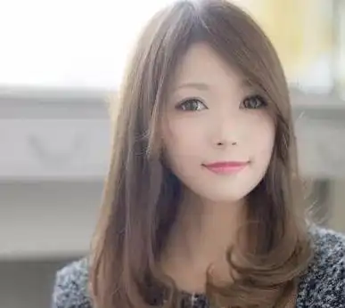 三七分中长卷发,梨花头内扣卷发作为减龄的首选发型,利用刘海的设计