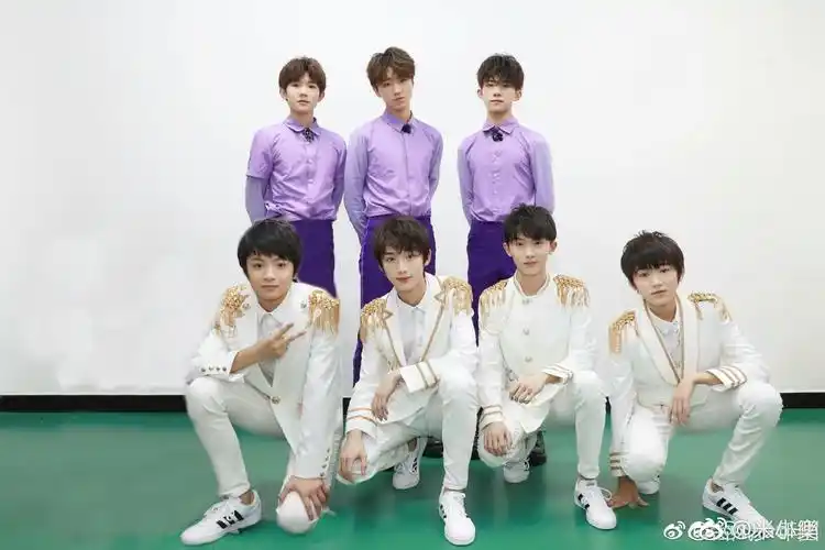 这是五周年的时候师兄弟们的合照,要是四周年也有一张就好了