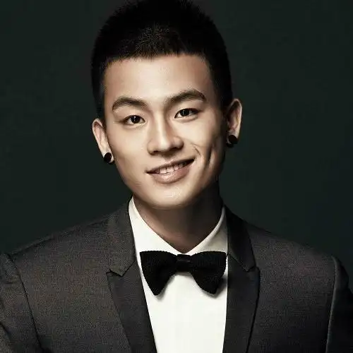 欧豪参加快乐男声比赛,海选时便以篮球背心,寸头,棒球帽的清爽装扮让