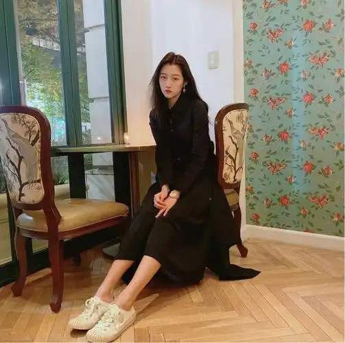 原创关晓彤晒雪地照超美穿黑色长款大衣搭配骑士靴尽显成熟和优雅