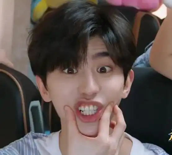 《奔跑吧》全员飙戏整蛊蔡徐坤,斗鸡眼,女团舞,偶像包袱碎一地