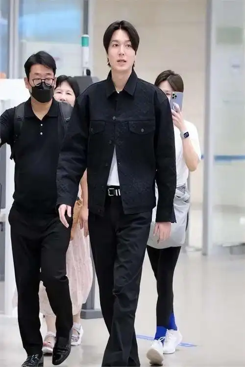 李敏镐37岁颜值变迁,脸肿引热议,被调侃撞脸孙楠