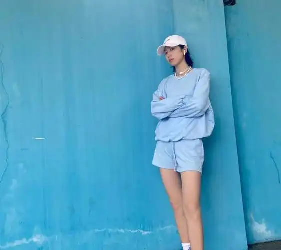 蓝色调让颜值一般的孟美岐乍然惊艳春晚蓝色西装的王源更是清秀