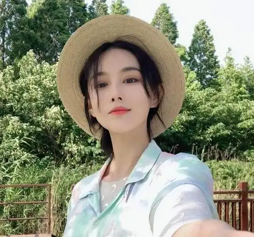 张馨予晒自家超大花园花园中不可多得的名花花团锦簇