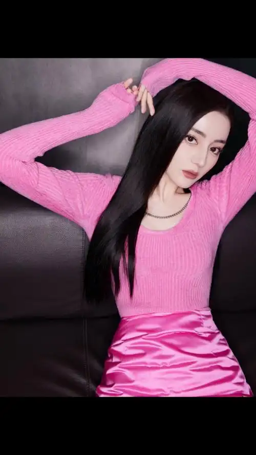 神颜福利社#迪丽热巴秀发飘逸,一身玫红色超级青春!