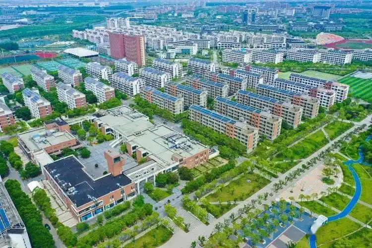 如诗如画航拍镜头下的夏日海大