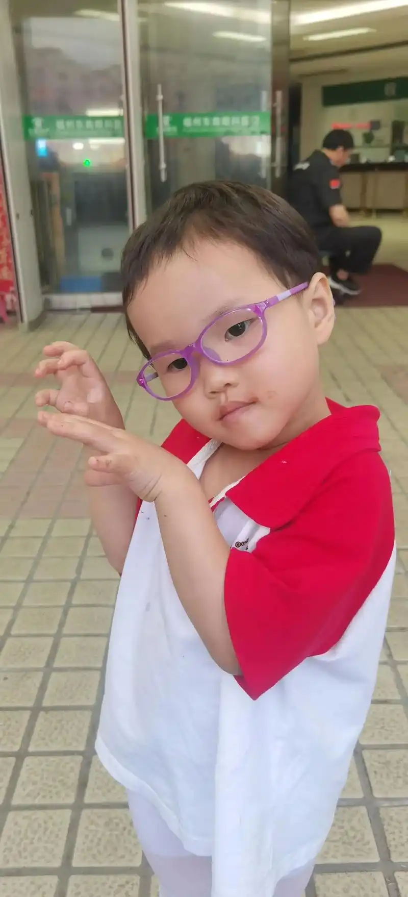 我的眼镜宝宝.今天六一儿童节,闺女被诊断散光,远视加弱视,医 - 抖音