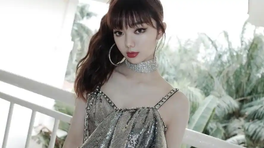 李紫婷换橘发现身,穿粉色短款外套配牛仔裤,尽显少女活力