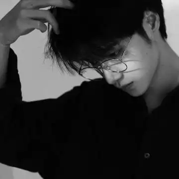 简单耐看的黑白稳重西装男生头像