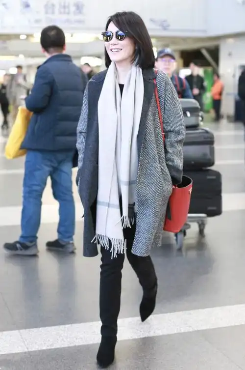 53岁俞飞鸿带火了"新年穿搭",红大衣 围巾 长筒靴,洋气又显贵_时尚