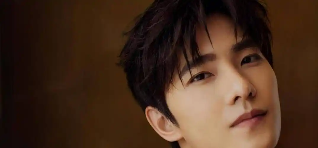 原创杨洋蜡像被年轻女粉丝骚扰被人指责后该女子称忍不住