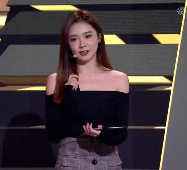 美娜今天上热搜!nba美丽女主播,解说专业,相貌美艳