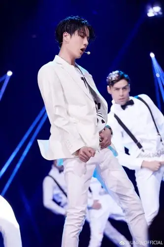 王一博# 出席「湖南卫视小年夜春晚」酷炫舞技狙击全场,白色西装似