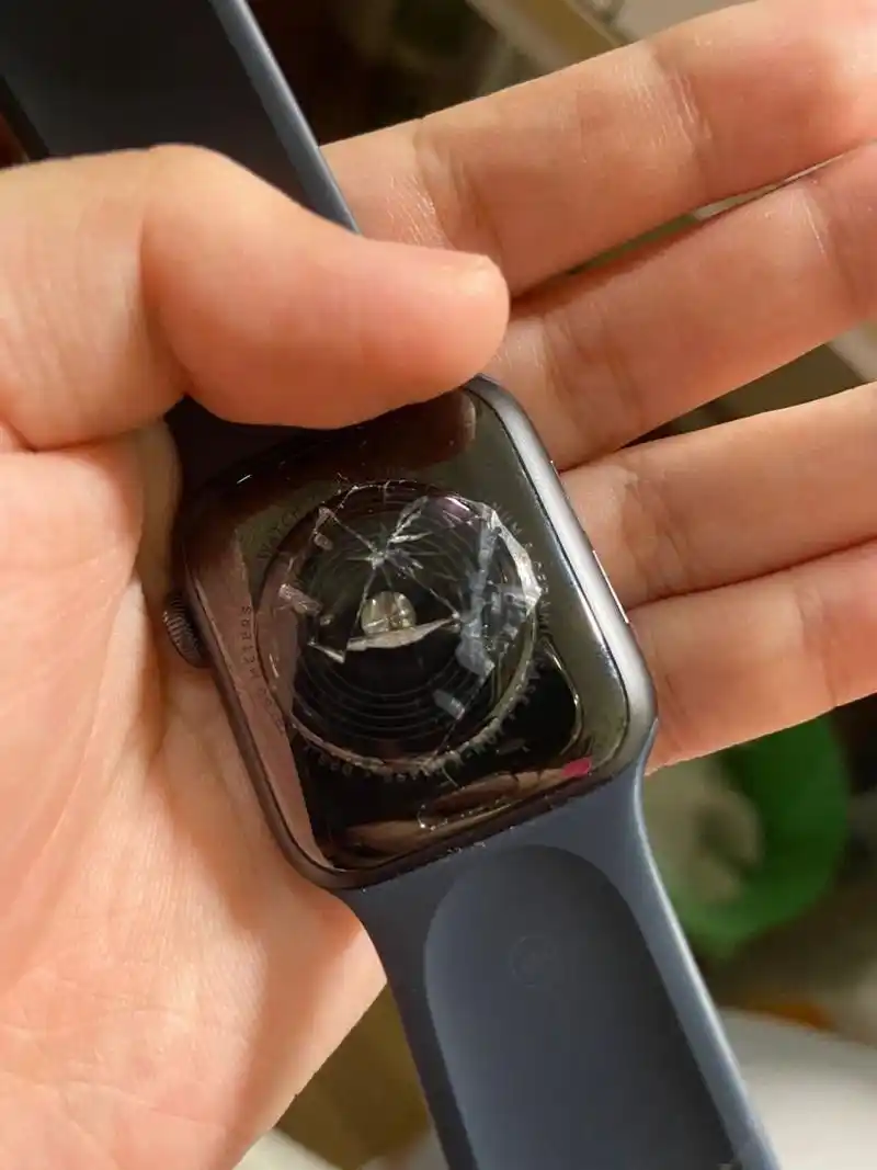 apple watch背面摔裂了? 会有很大影响吗?