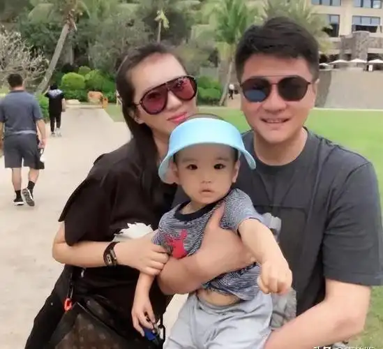 看着李金羽步入了婚姻的殿堂,与新伴侣共度人生,殷桃无奈又感慨,再度