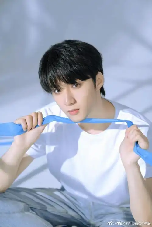 刘耀文晒夏日少年感写真