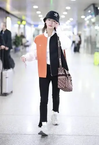 吴谨言太瘦了,紧身裤穿出了丝袜的感觉,骨头形状都看出来了!