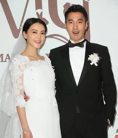 高圆圆一家三口出游隔口罩与赵又廷亲吻身旁女儿反应很淡定